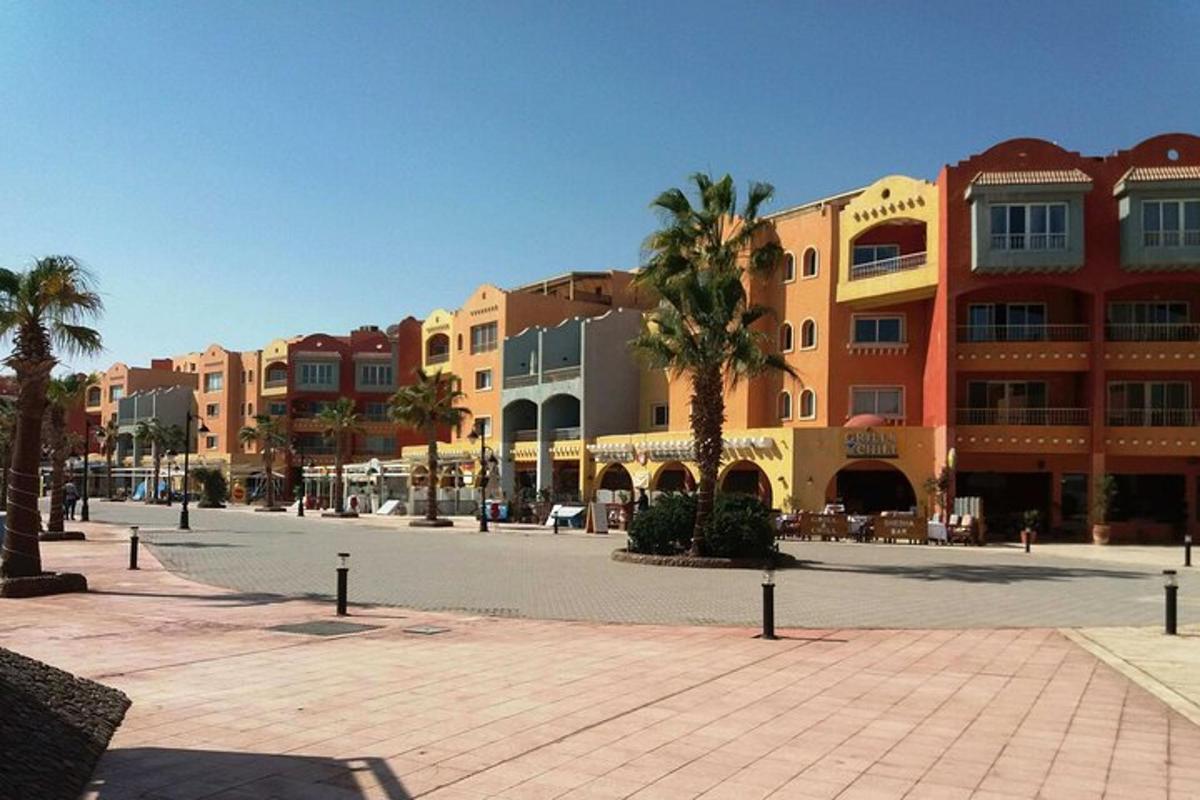 Una calle con edificios y palmeras en una ciudad.