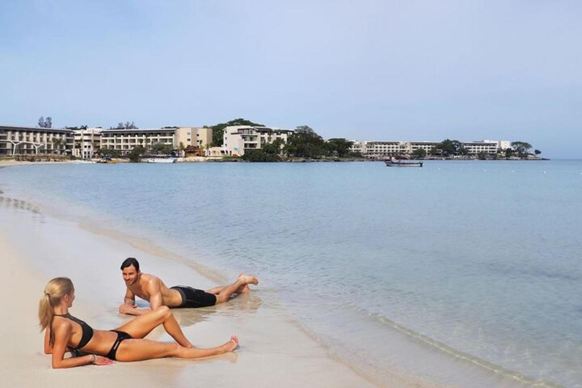 um homem e uma mulher deitados na praia