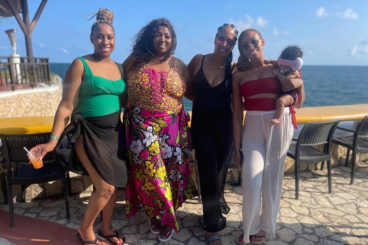 sekelompok wanita berpose untuk foto di pantai
