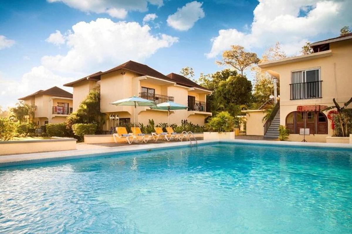 uma piscina em frente a uma casa