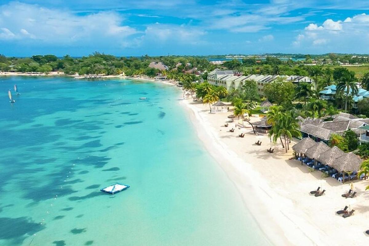 uma vista aérea de uma praia com um resort