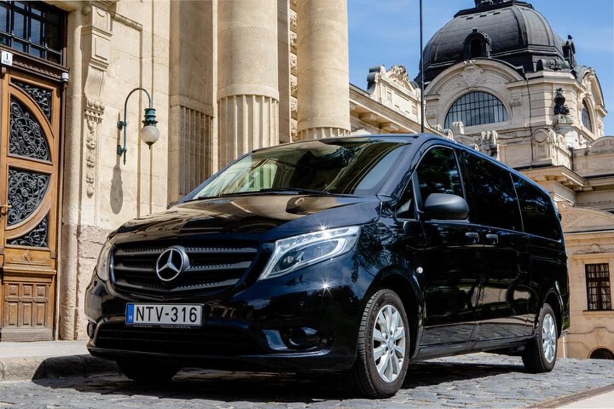 Un coche negro aparcado delante de un edificio