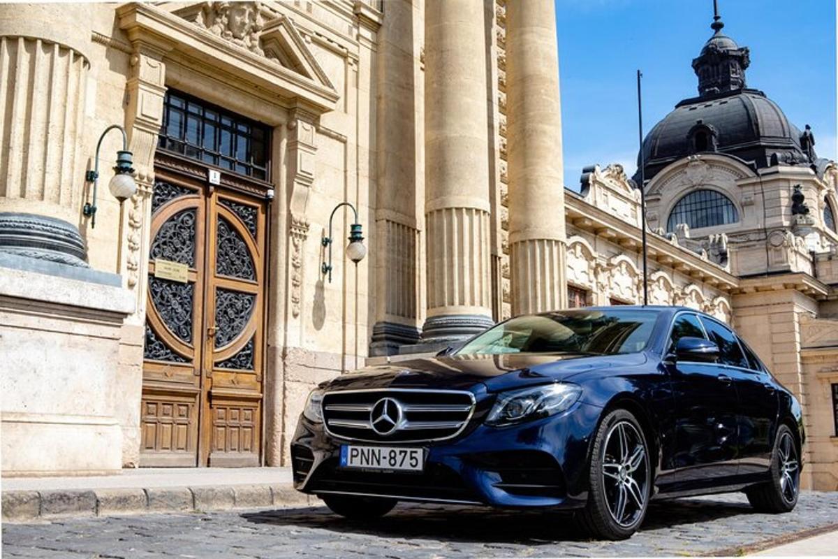 Un coche azul aparcado delante de un edificio