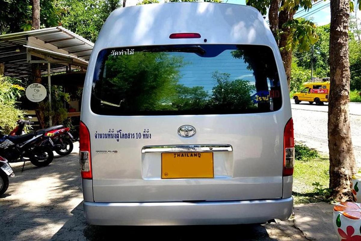 một chiếc xe tải màu trắng đỗ bên lề đường