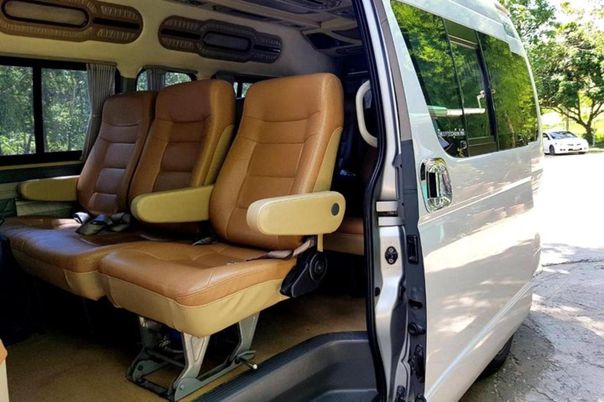 một góc nhìn bên trong của một chiếc xe tải có ghế sau