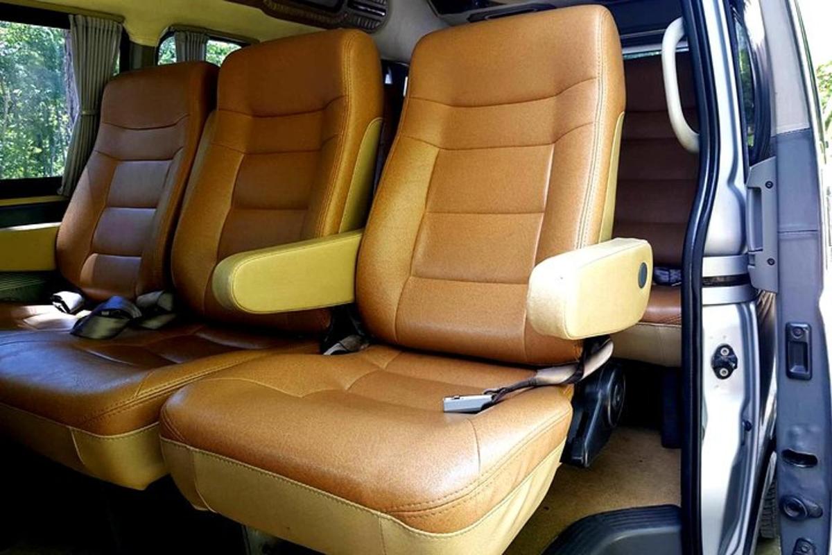 hai chỗ ngồi ở phía sau xe tải