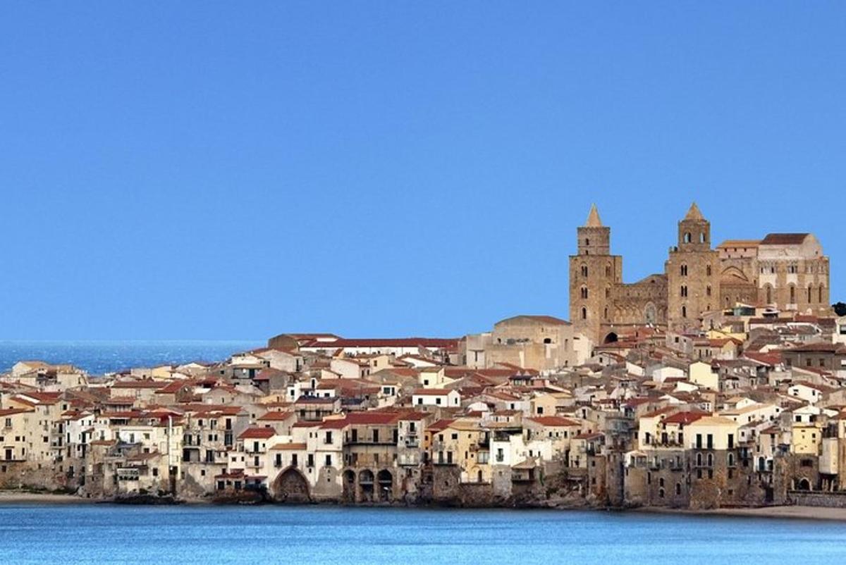 un grupo de edificios en una colina junto al agua