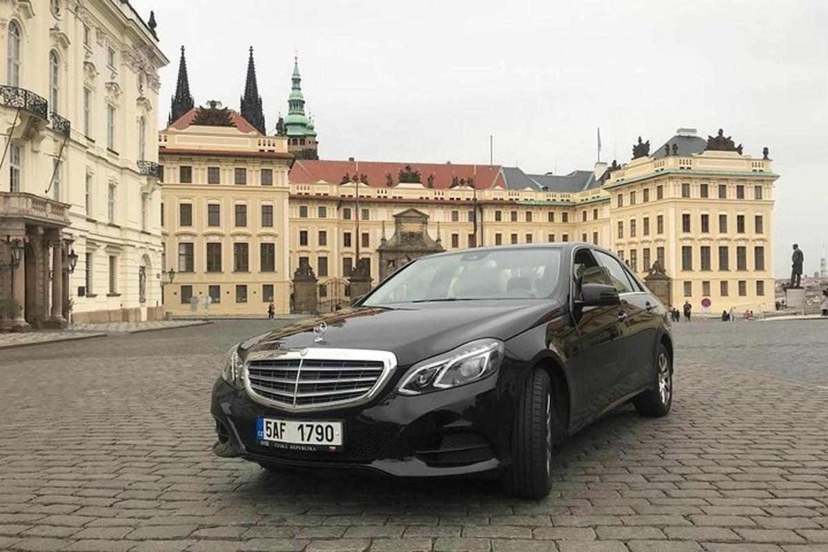 must auto pargitud hoone ette
