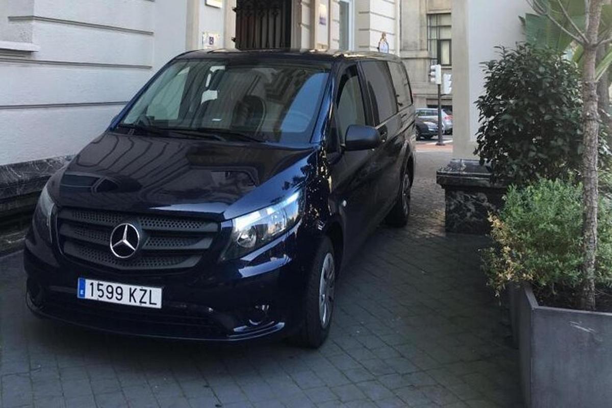 černé auto zaparkované na kraji ulice