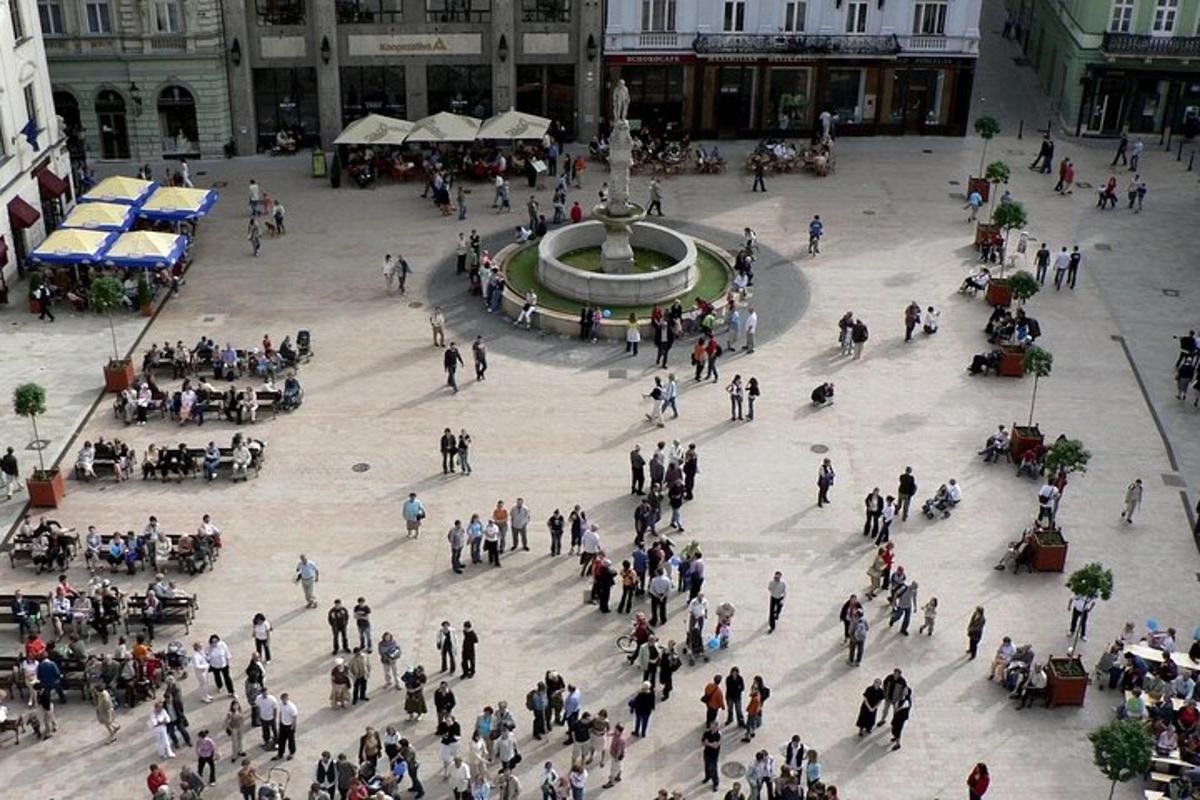 un gran grup de persones al voltant d'una font