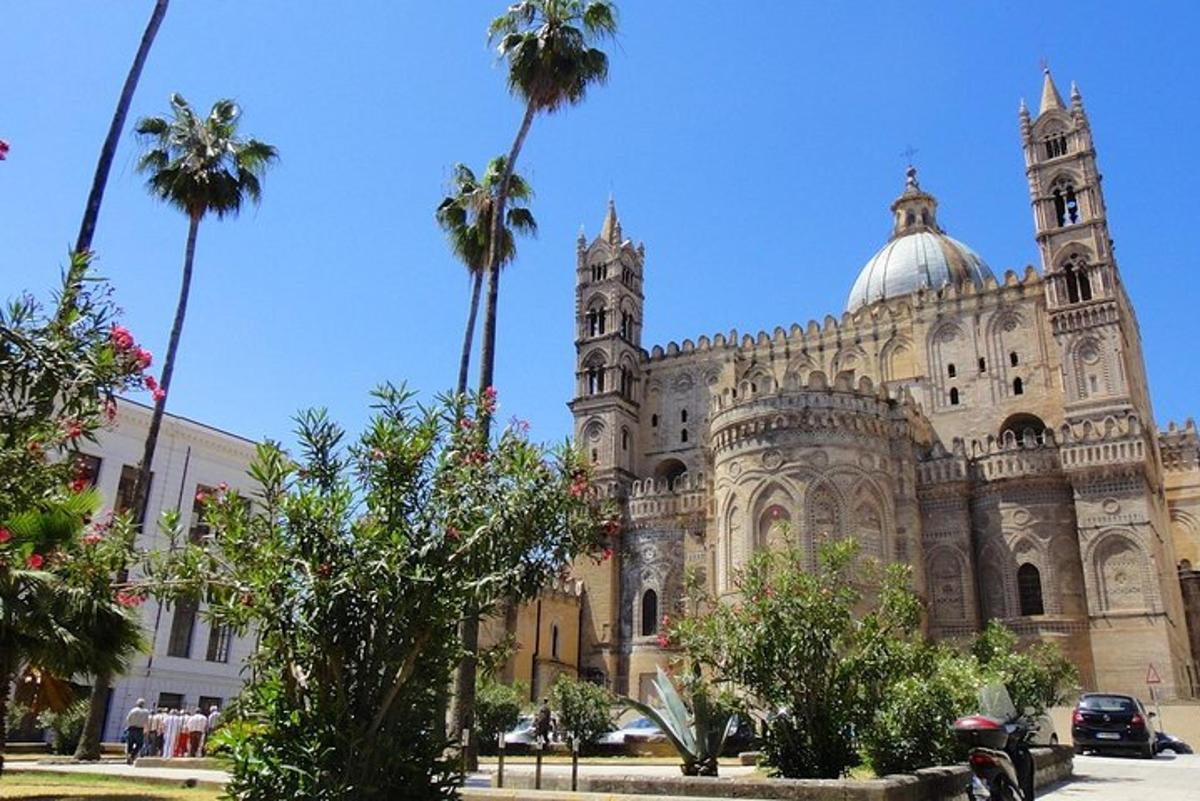 una cattedrale con palme di fronte a un edificio