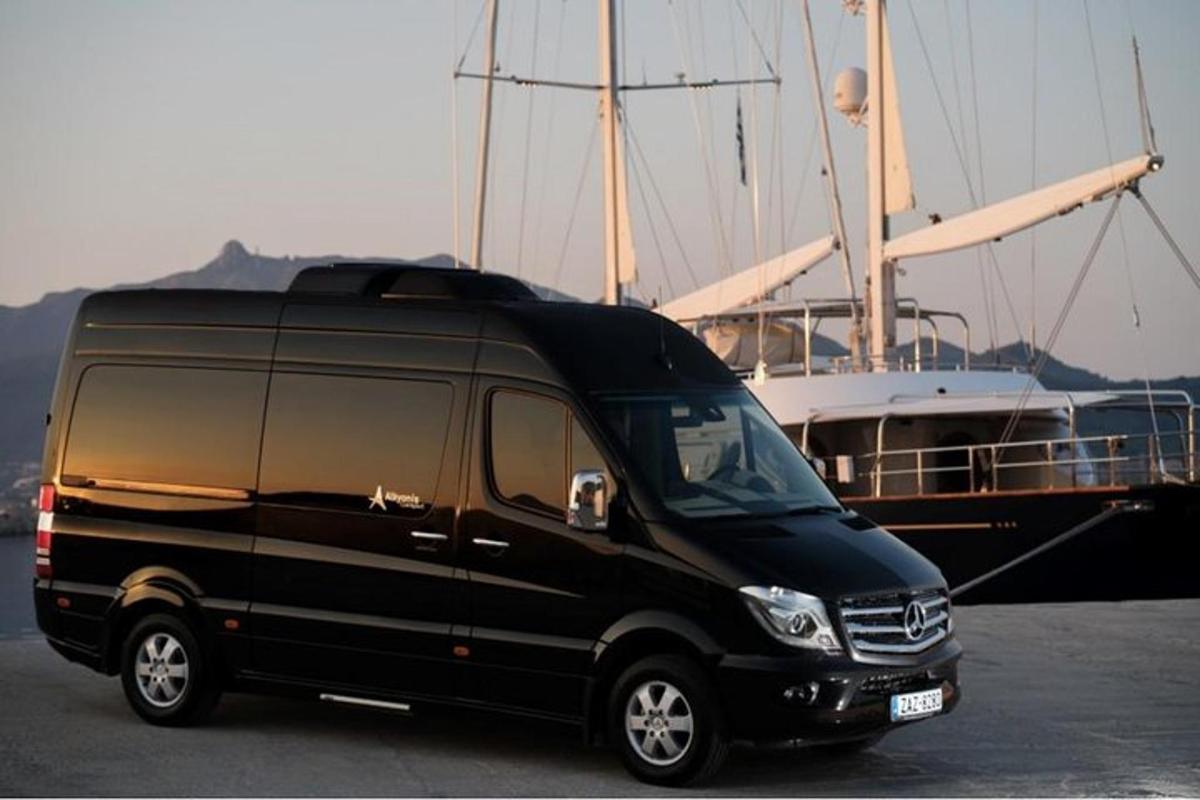 uma van preta estacionada na frente de um barco