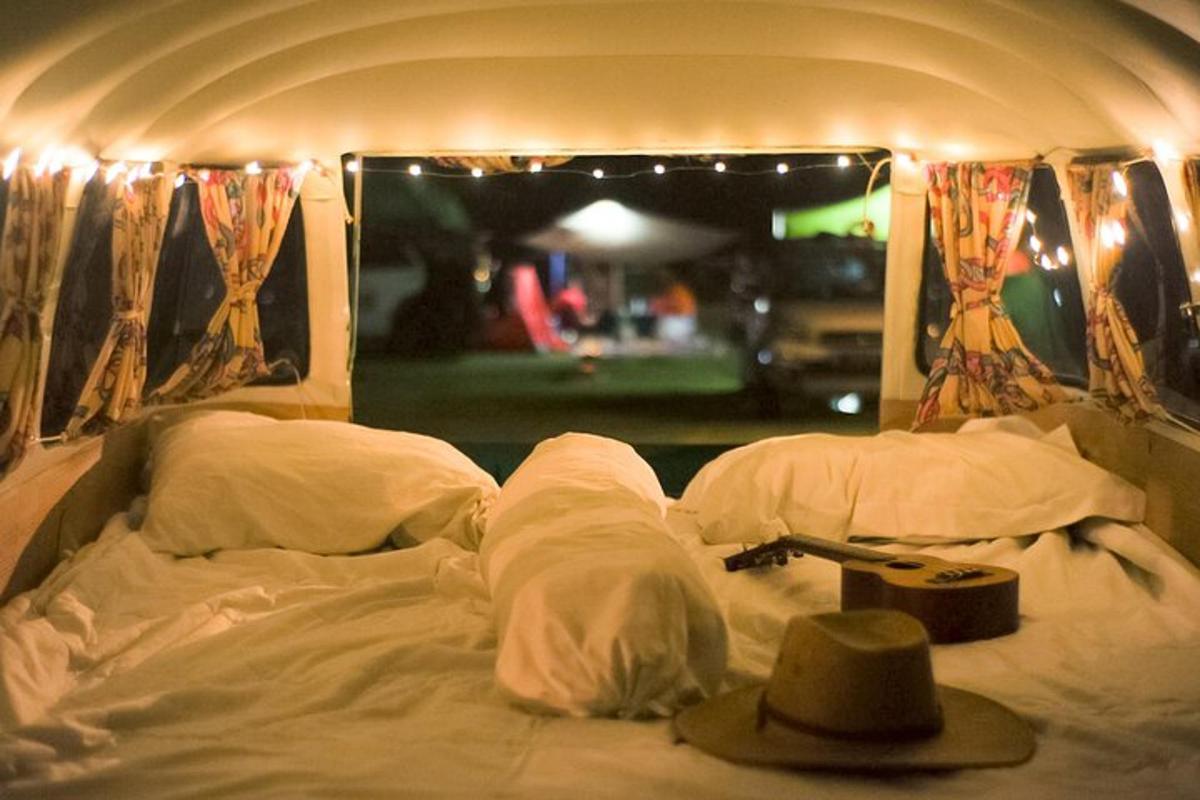 un letto con un cappello sopra