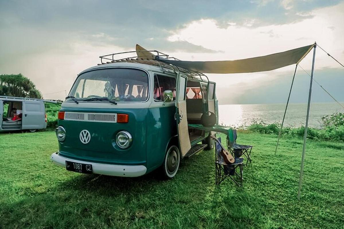 un furgone verde e bianco parcheggiato in un campo