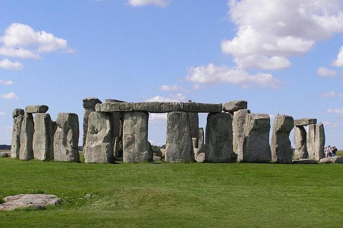 Stonehenge'i monument rohelise rohuga põllul