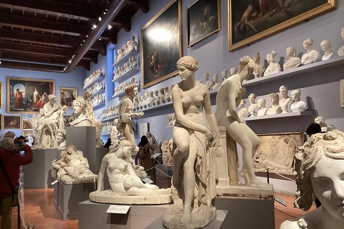 skupina soch v muzejní expozici
