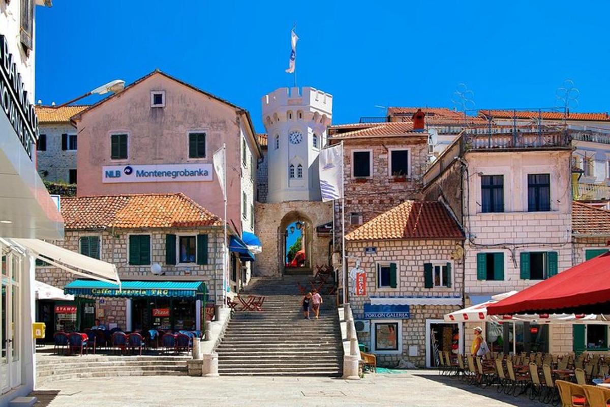 um grupo de edifícios com escadas e uma torre do relógio