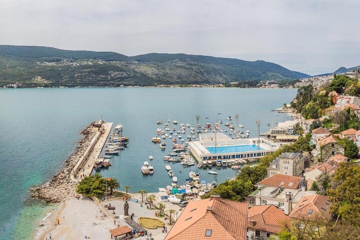 uma vista de um porto com barcos na água