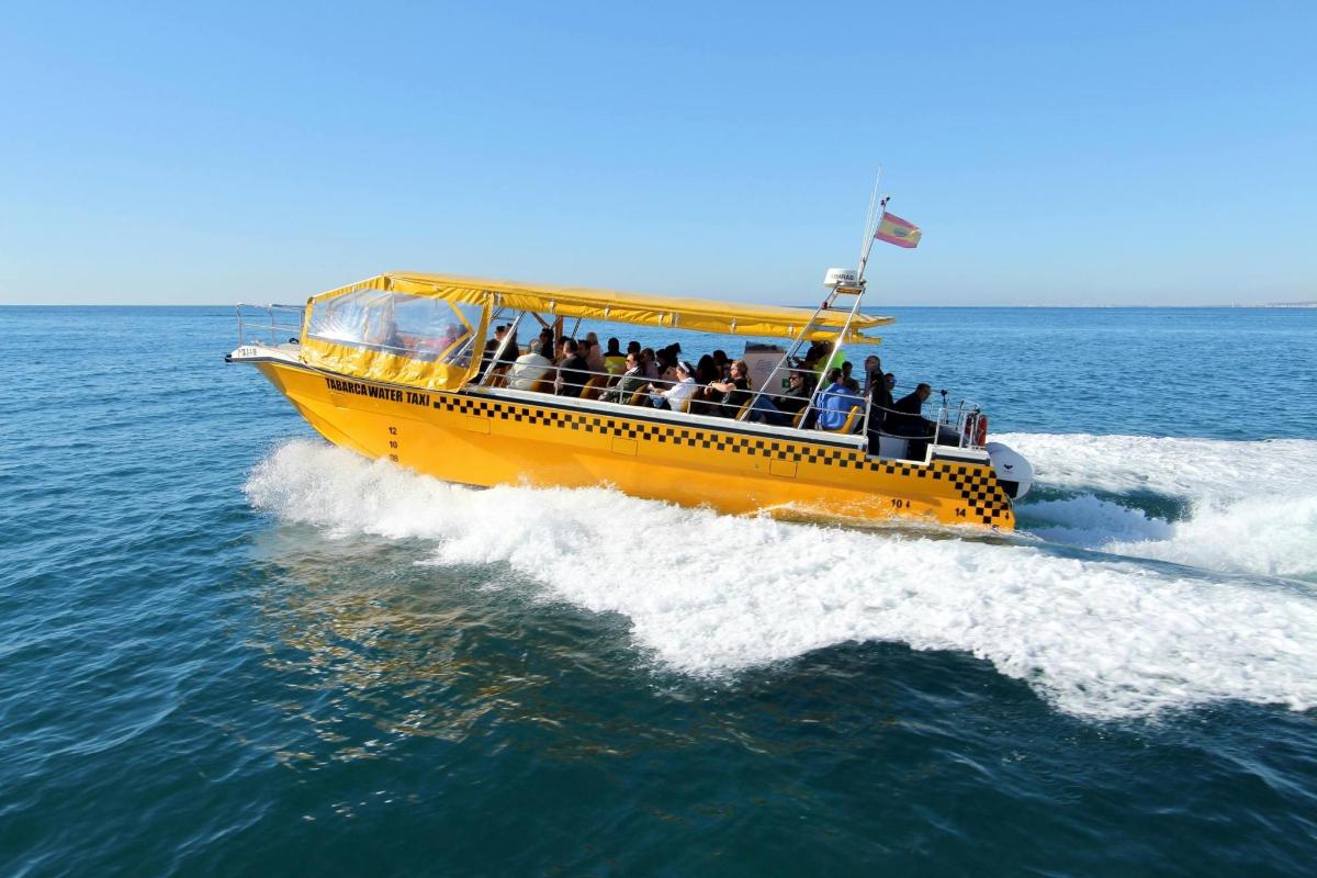 ein gelbes Boot mit Menschen darauf im Wasser