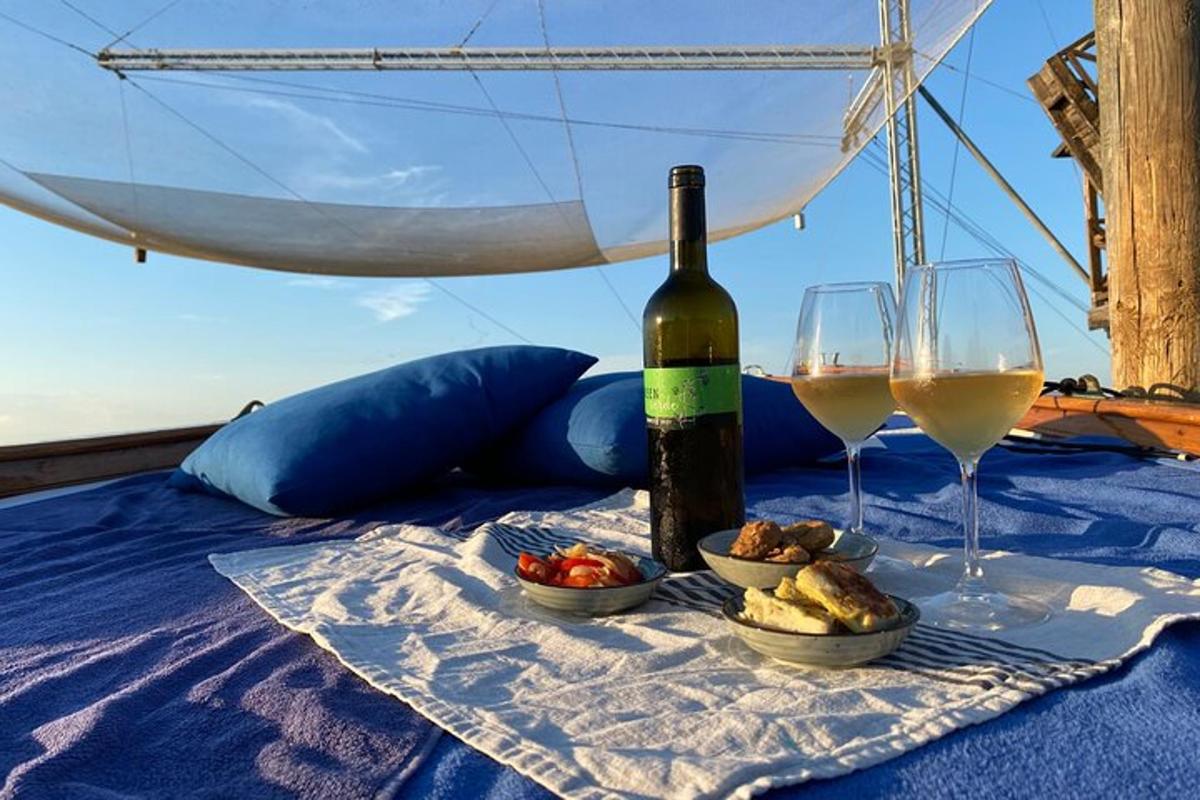 et bord med en flaske vin og to glass