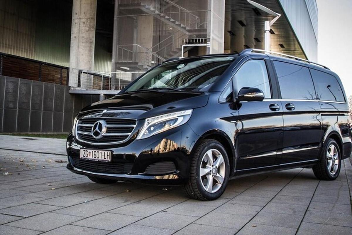 Černá dodávka Mercedes Benz zaparkovaná na ulici