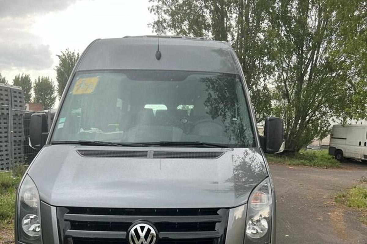 egy fehér furgon parkolt a parkolóban