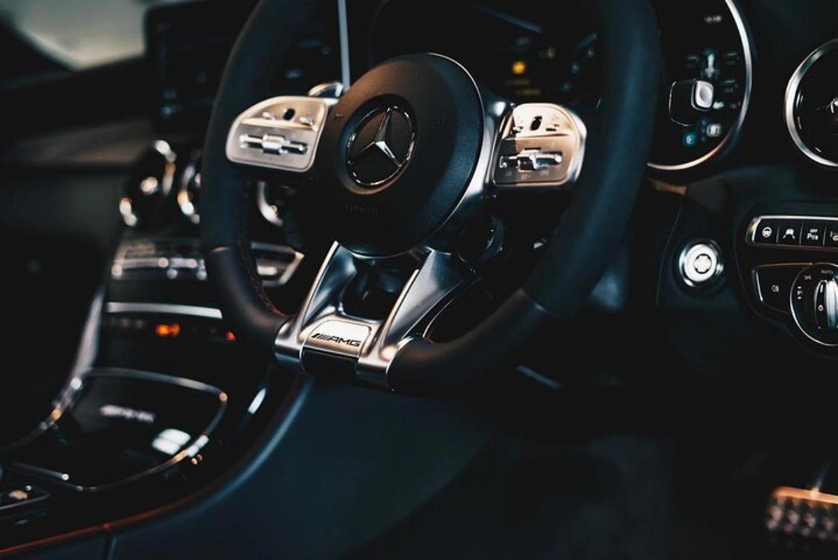 detailní záběr na volant auta