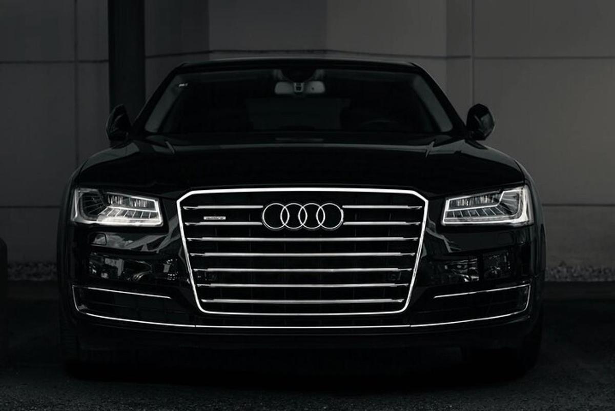 egy fekete Audi parkoló autó a garázsban