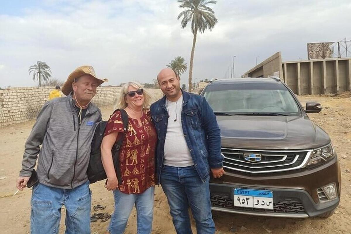 un gruppo di persone in piedi davanti a un'auto