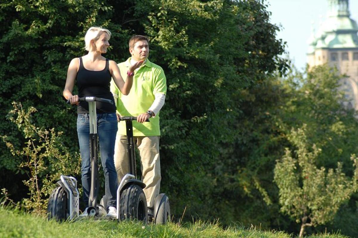 un uomo e una donna in sella a un segway
