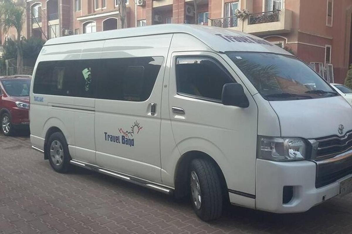 bílá dodávka parkuje na ulici