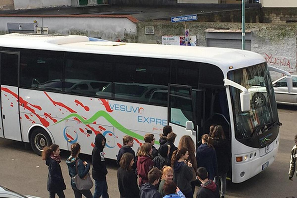 grupp inimesi, kes seisavad bussi ees