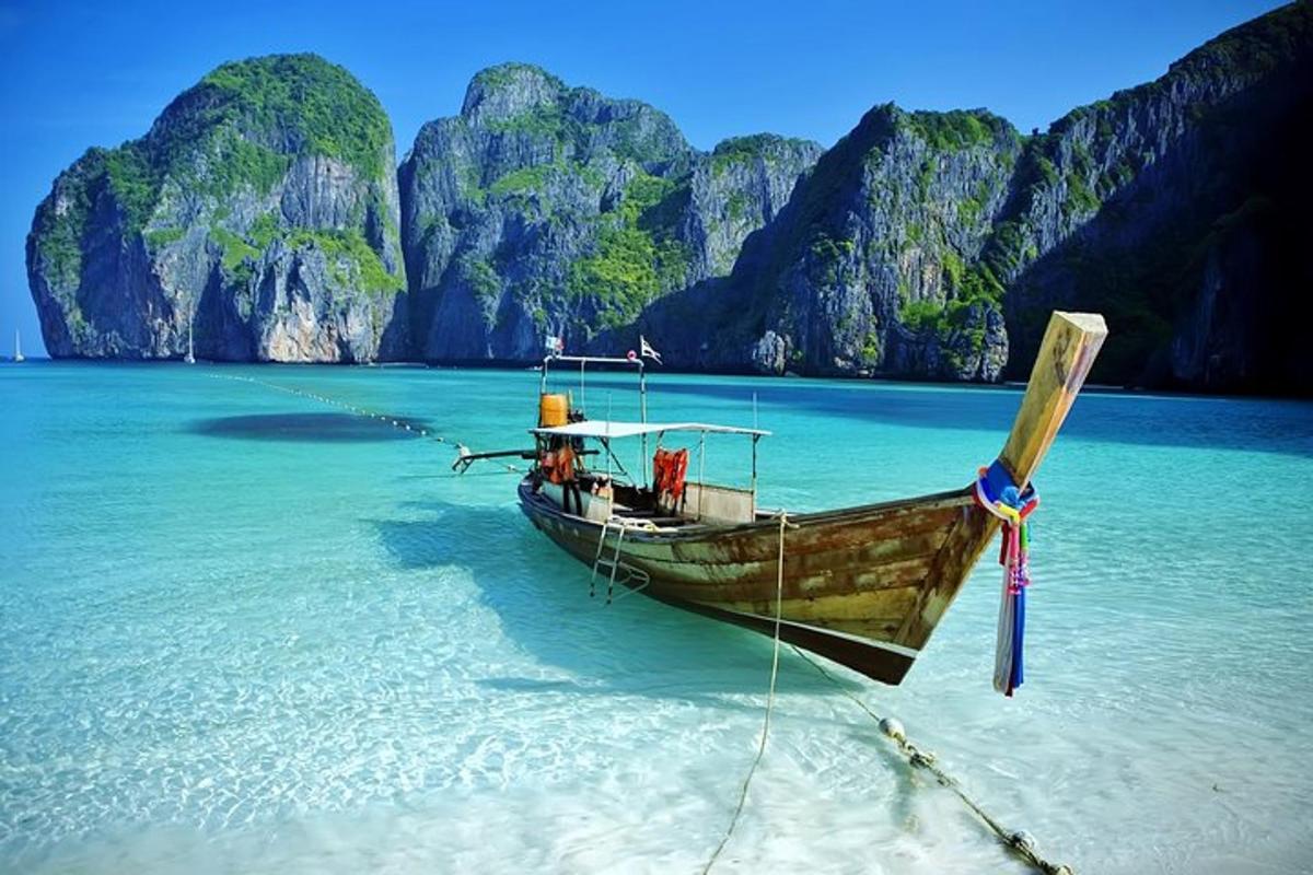 một chiếc thuyền nằm trên mặt nước ở bãi biển