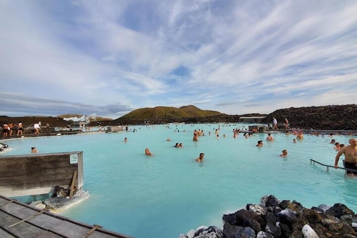 un grup de persones nedant en una piscina blava