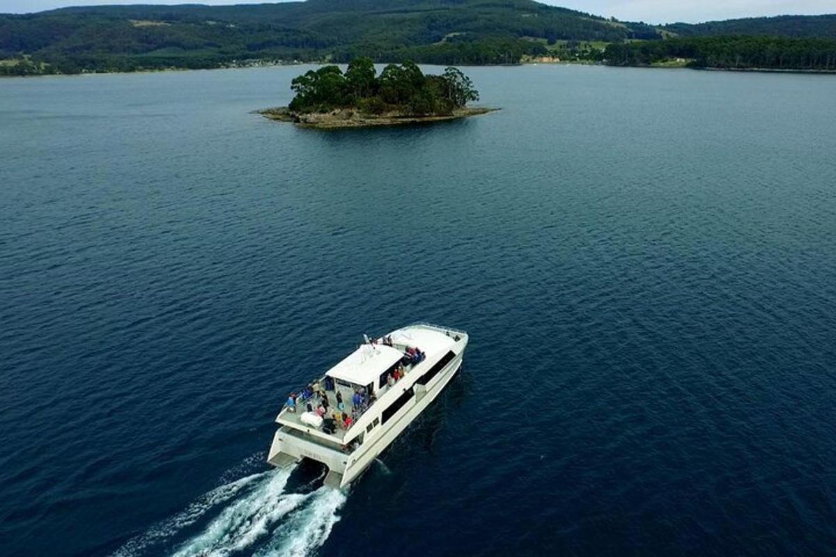 una barca su un grande specchio d'acqua con una piccola isola