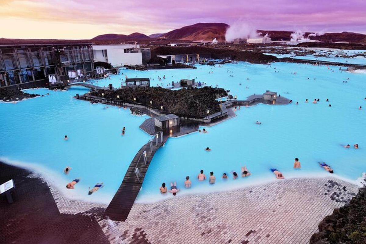 uma piscina de água azul com pessoas dentro