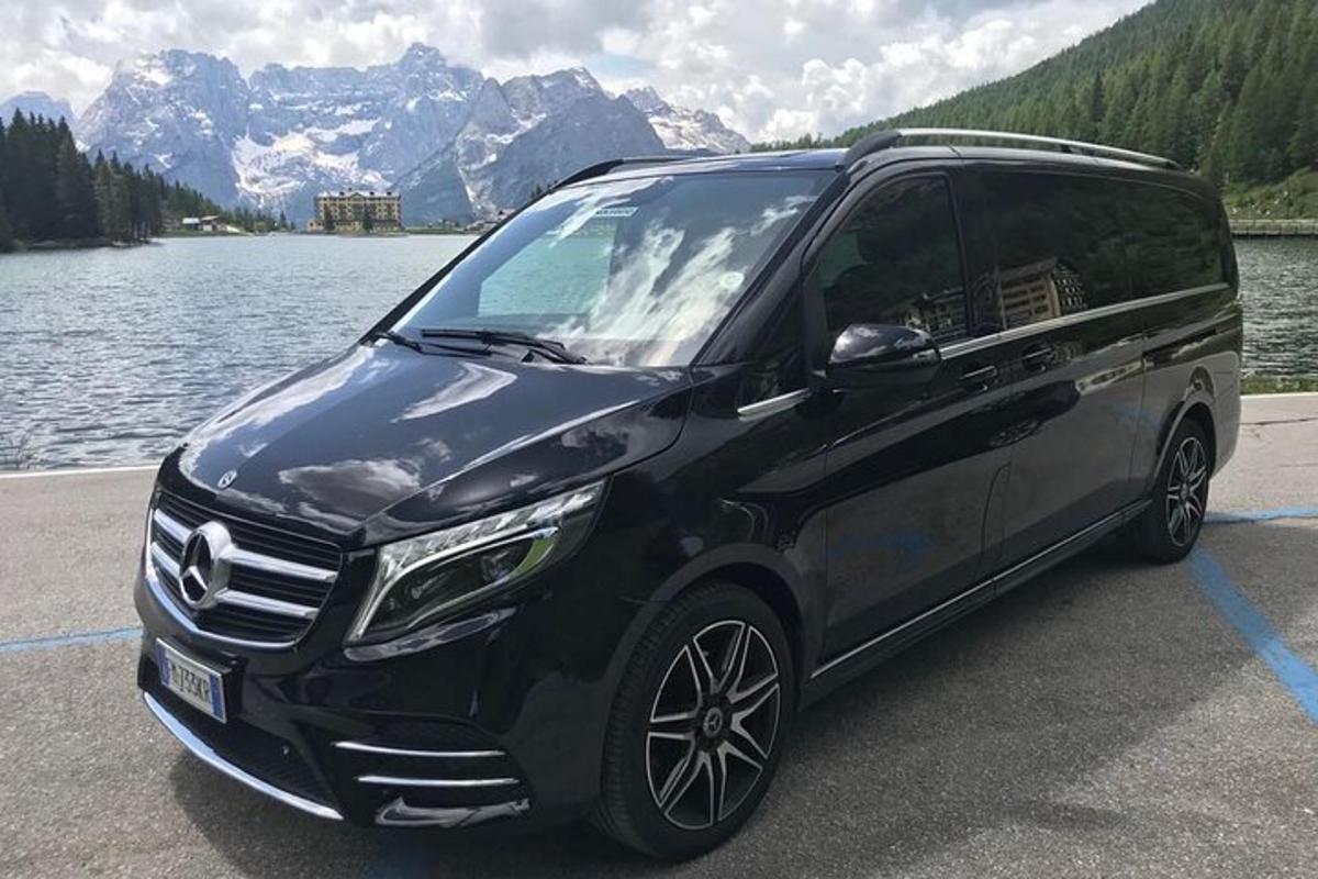 černé SUV zaparkované na parkovišti u jezera
