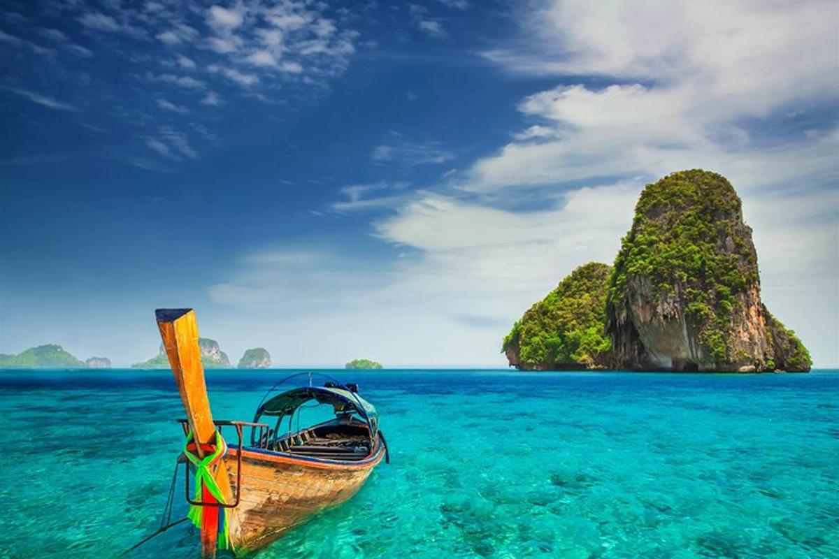 a boat sitting in the water near a island