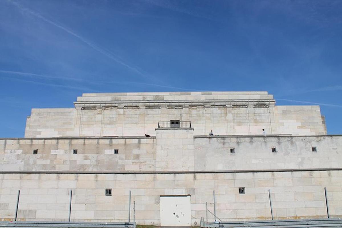 un grande edificio in pietra con un cielo azzurro sullo sfondo