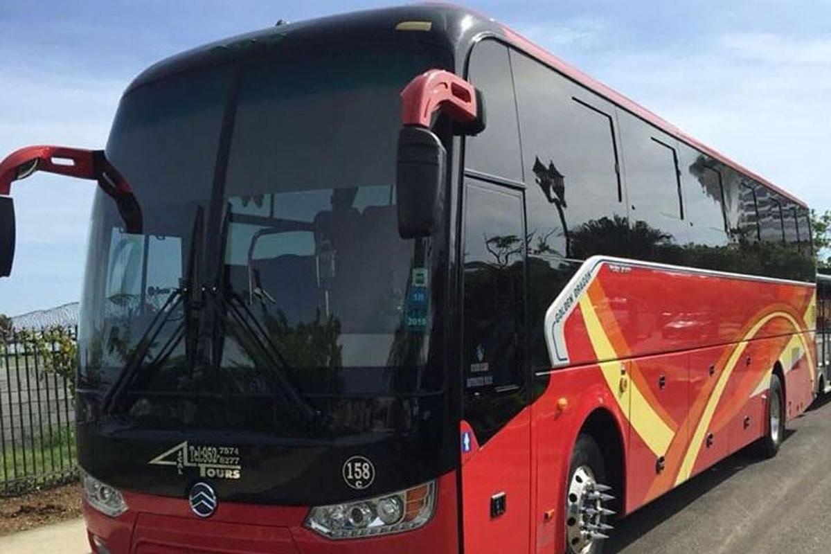Rdeč avtobus je parkiran na ulici
