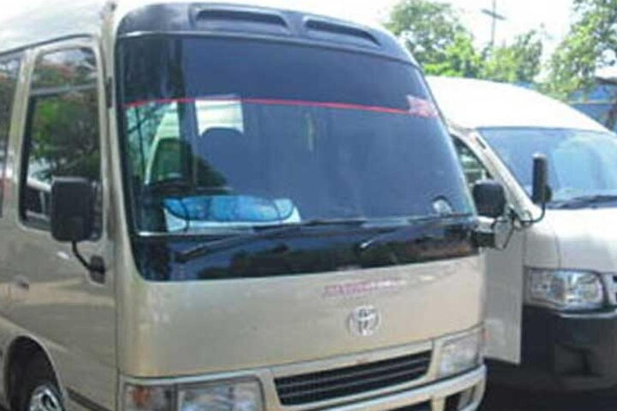 Velik kombi je parkiran poleg belega kombija