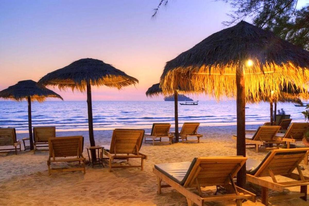 Grupa krzeseł i parasoli na plaży