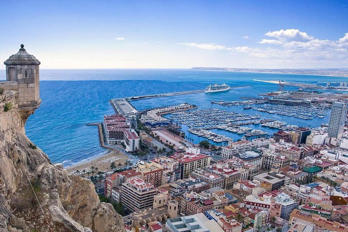 una vista aérea de una ciudad con puerto