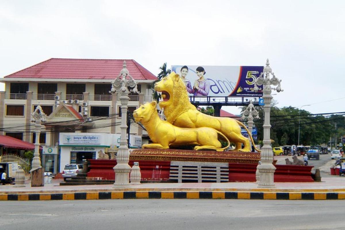 una grande statua di un leone giallo di fronte a un edificio