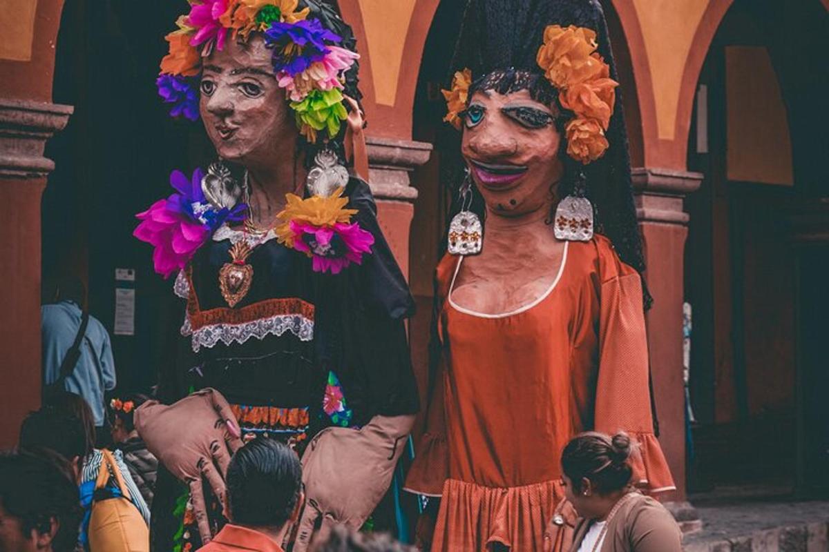 due donne vestite in costume in piedi in mezzo alla folla