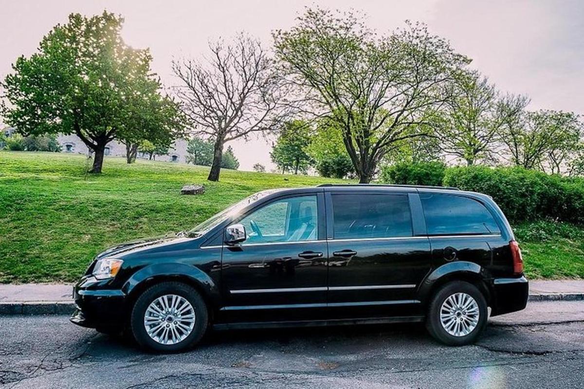 en sort SUV parkeret på siden af en gade