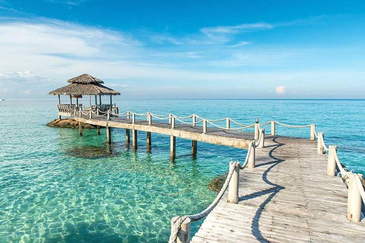 một cầu tàu gỗ trong nước có mái tranh