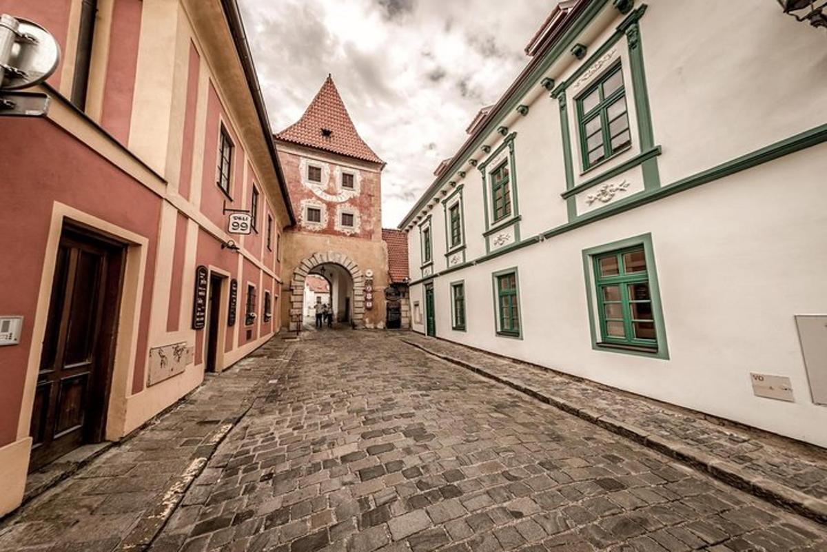prázdná ulice ve starém městě s budovami