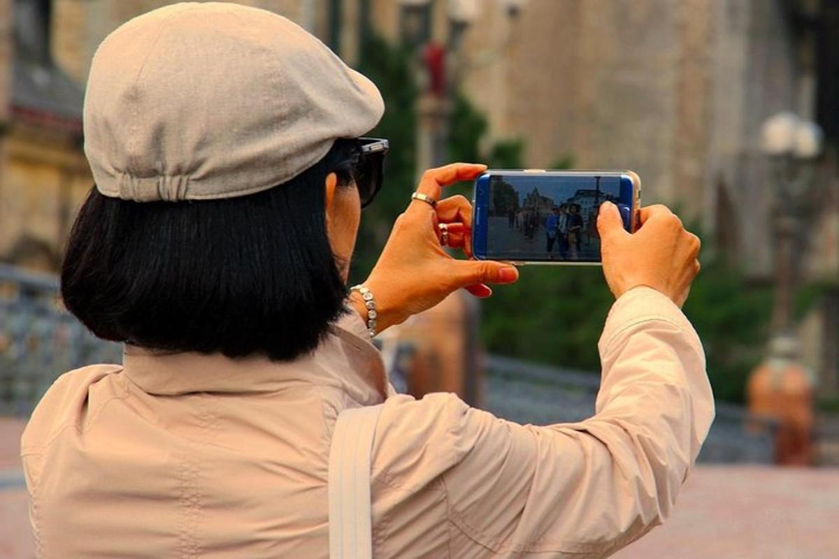 osoba fotící mobilním telefonem