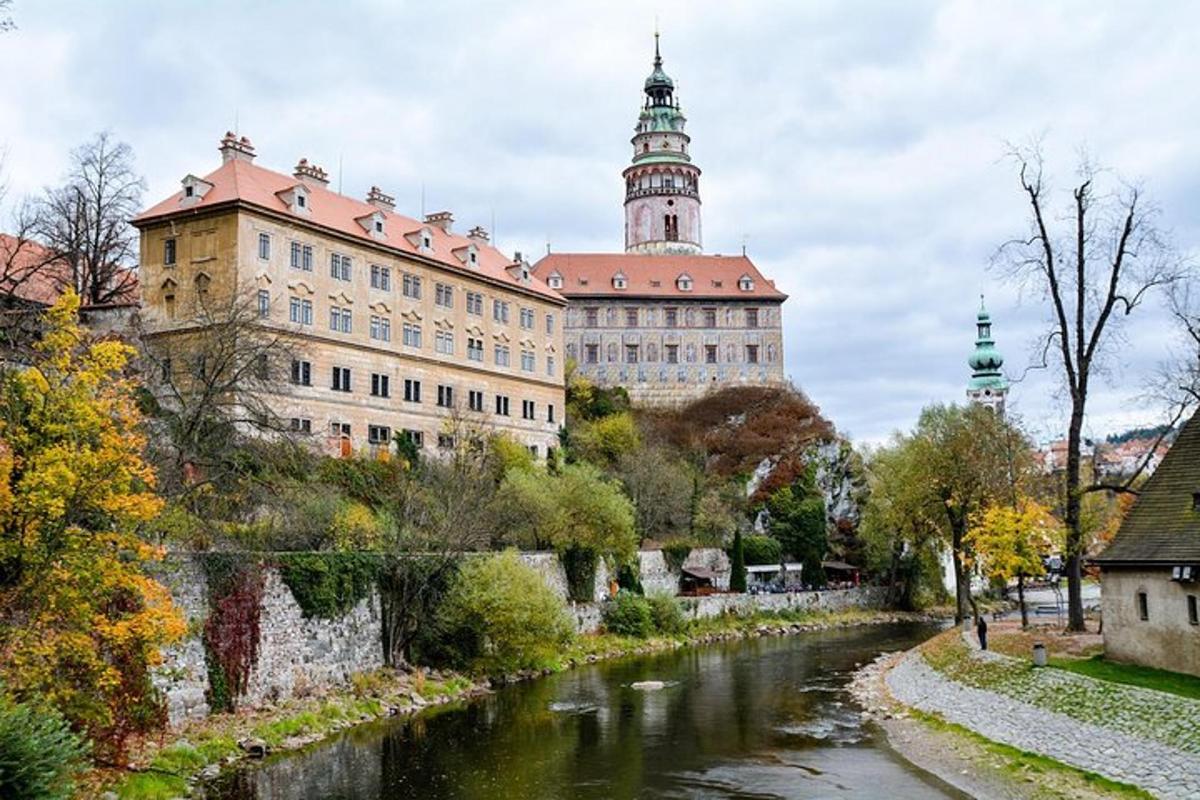 velká budova s řekou před ní